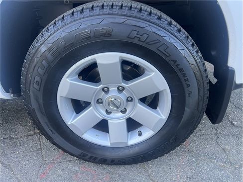 Used 2005 Nissan Titan LE w/ (U01) Nissan Navigation Pkg image 9