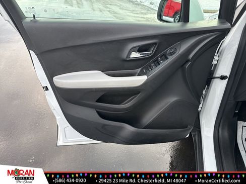 Used 2022 Chevrolet Trax LS w/ Fleet Convenience Package image 9