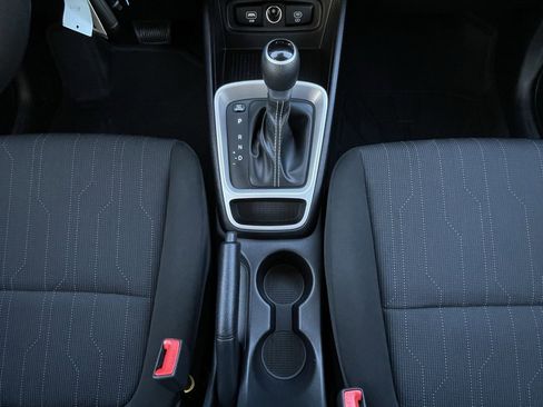 Used 2025 Hyundai Venue SE image 18