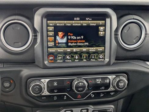 Used 2018 Jeep Wrangler Unlimited Sahara image 14