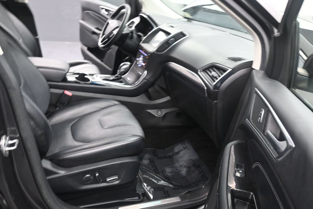 Used 2018 Ford Edge Titanium FWD image 18