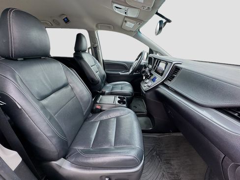 Used 2017 Toyota Sienna SE FWD image 20