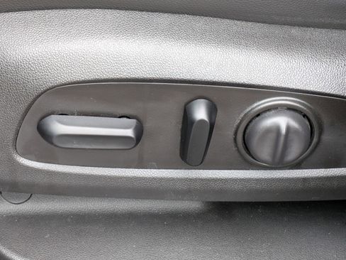 Used 2019 Chevrolet Equinox Premier FWD image 18