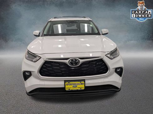 Used 2022 Toyota Highlander XLE AWD/4WD image 2