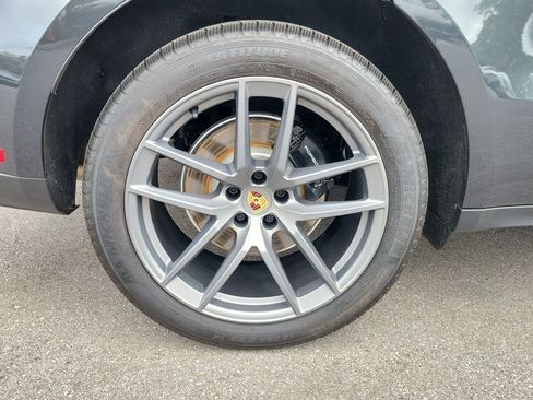Certified 2025 Porsche Macan image 12