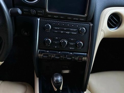 Used 2015 Nissan GT-R Premium image 13