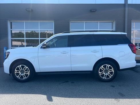 Used 2025 Ford Expedition Active AWD/4WD image 2