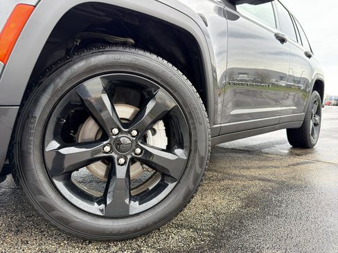 Used 2025 Jeep Grand Cherokee Limited w/ Luxury Tech Group II AWD/4WD image 9