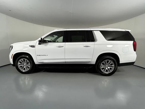 Used 2025 GMC Yukon XL Denali AWD/4WD image 4