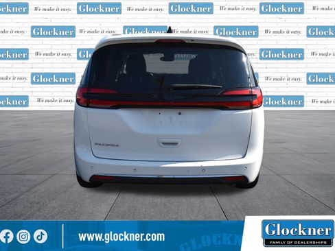 Used 2023 Chrysler Pacifica Touring-L FWD image 6