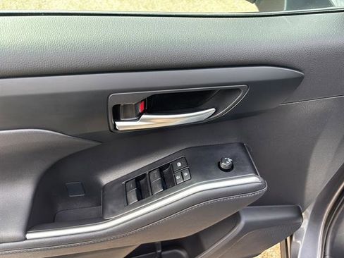Used 2024 Toyota Highlander Limited image 14