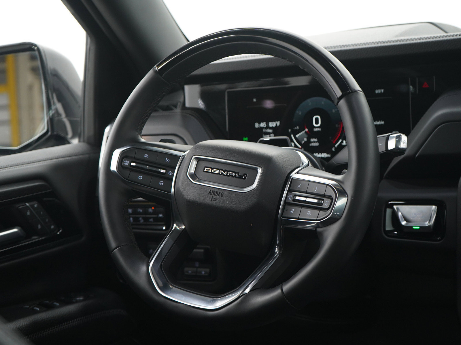 Used 2025 GMC Yukon XL Denali w/ Denali Reserve Package AWD/4WD image 16