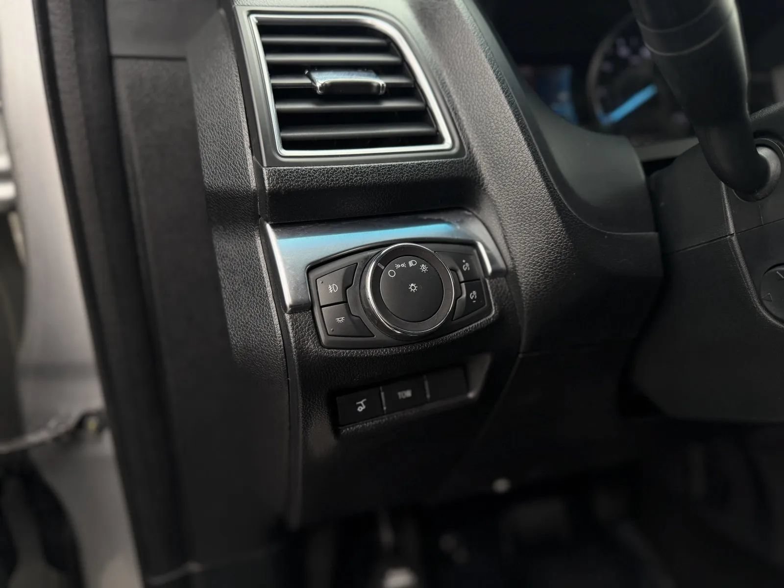 Used 2019 Ford Explorer Limited w/ Class III Trailer Tow Package FWD image 29