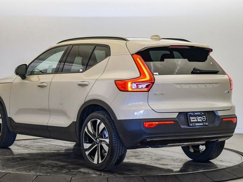 Certified 2025 Volvo XC40 B5 Ultra w/ Climate Package image 2