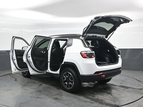 Used 2025 Jeep Compass Trailhawk AWD/4WD image 47