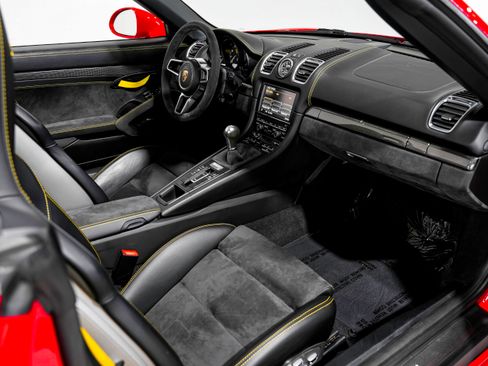 Used 2016 Porsche Boxster Spyder image 28