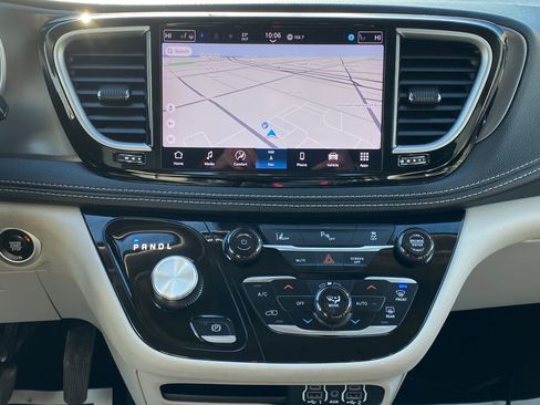 Used 2024 Chrysler Pacifica Select image 22