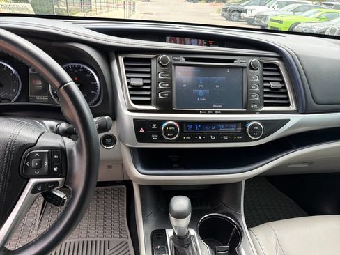 Used 2018 Toyota Highlander XLE FWD image 23