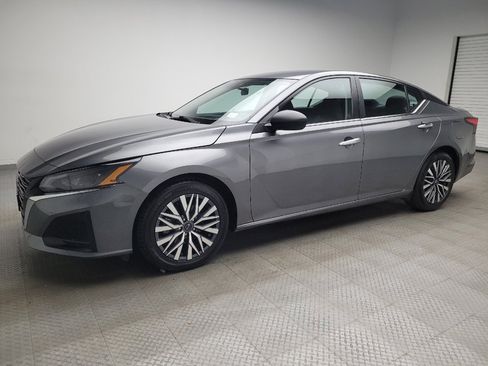 Used 2024 Nissan Altima 2.5 SV image 2