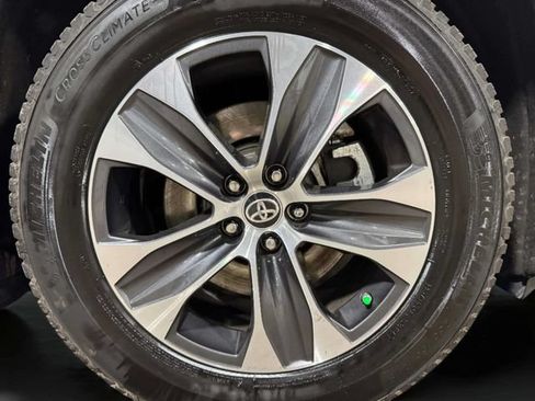 Used 2020 Toyota Highlander XLE AWD/4WD image 37