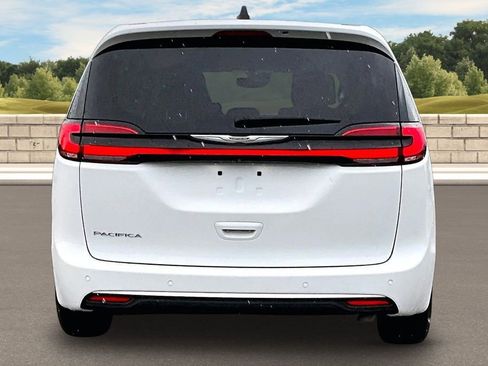 Used 2023 Chrysler Pacifica Touring-L FWD image 4