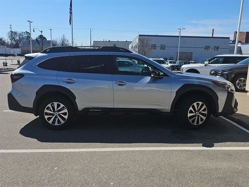 Used 2025 Subaru Outback Premium image 3