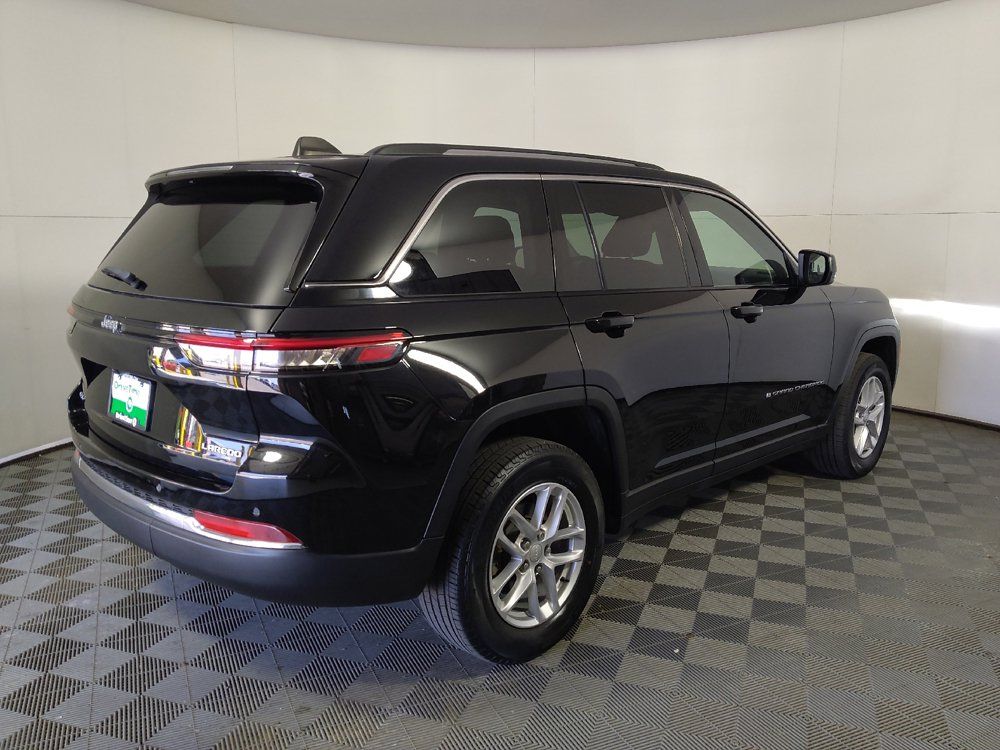Used 2023 Jeep Grand Cherokee Laredo w/ Luxury Tech Group I AWD/4WD image 10