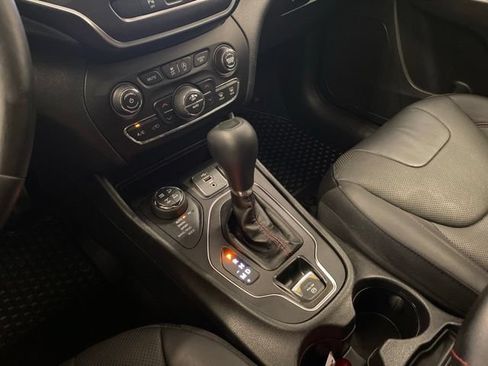 Used 2019 Jeep Cherokee Trailhawk AWD/4WD image 12