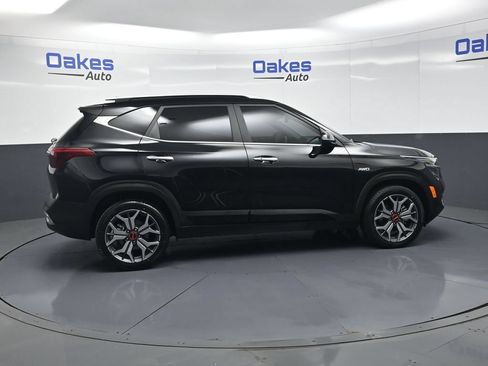 Certified 2022 Kia Seltos SX w/ Sunroof Package AWD/4WD image 9