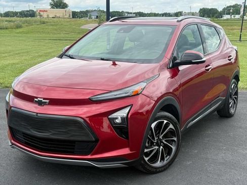 Used 2022 Chevrolet Bolt EUV Premier w/ Sun & Sound Package FWD image 1