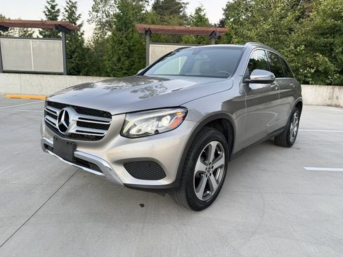 Used 2019 Mercedes-Benz GLC 300 4MATIC image 2