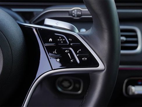 Used 2025 Mercedes-Benz GLS 450 4MATIC image 32