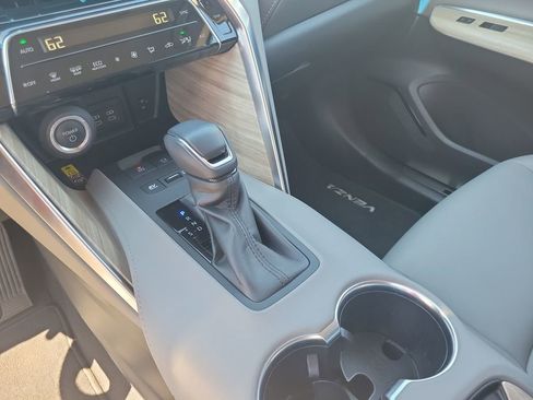 Used 2023 Toyota Venza XLE image 27