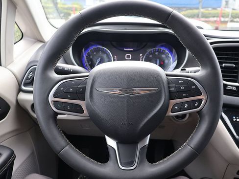 Used 2023 Chrysler Pacifica Touring-L FWD image 33