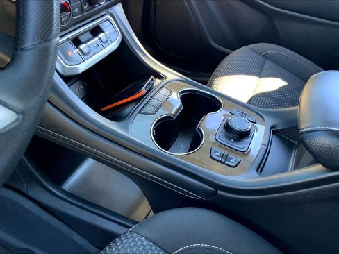 Certified 2023 GMC Acadia SLE w/ Driver Convenience Package image 15