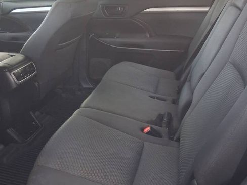 Used 2019 Toyota Highlander LE FWD image 5