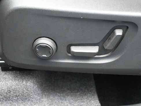 Used 2025 Volvo XC40 B5 Plus AWD/4WD image 9