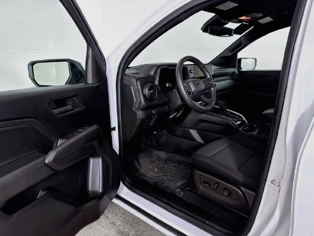 Used 2023 Chevrolet Colorado Trail Boss w/ Technology Package AWD/4WD image 3