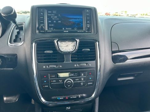 Used 2013 Chrysler Town & Country S image 26