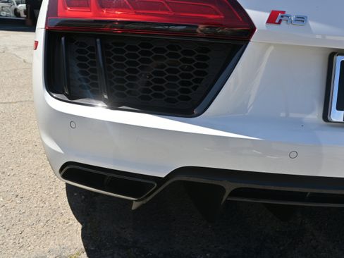 Used 2018 Audi R8 V10 w/ Premium Package RWD image 34