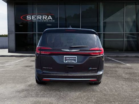 Used 2023 Chrysler Pacifica Limited FWD image 4