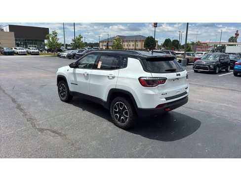 Used 2025 Jeep Compass Trailhawk AWD/4WD image 4