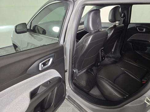 Used 2023 Jeep Compass Latitude AWD/4WD image 15