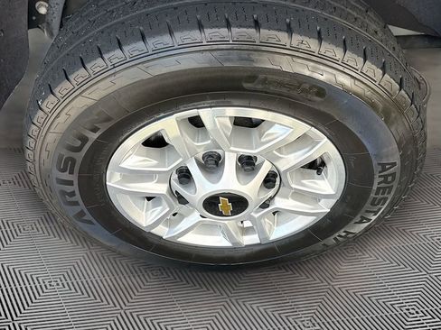 Used 2025 Chevrolet Silverado 2500 LT w/ Convenience Package image 32