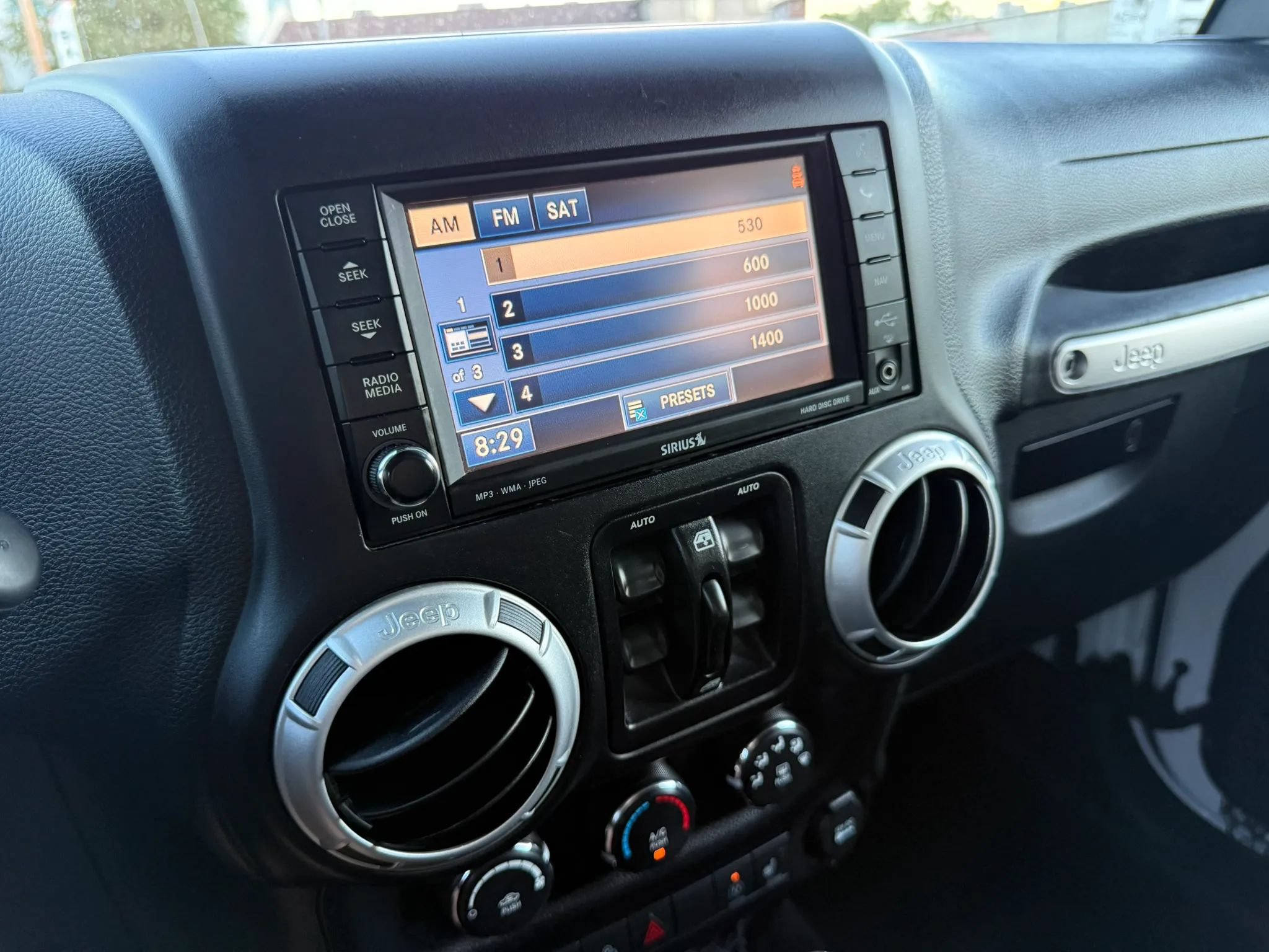 Used 2015 Jeep Wrangler Unlimited Sahara w/ Connectivity Group AWD/4WD image 19