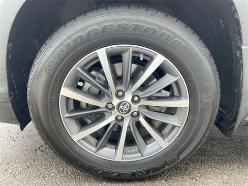 Used 2018 Toyota Highlander XLE image 32