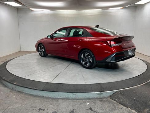 Used 2025 Hyundai Elantra Sport image 3