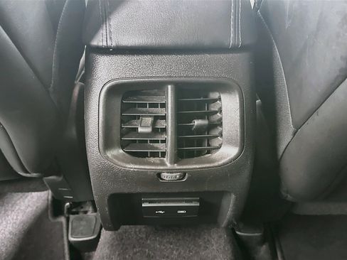 Used 2019 Jeep Cherokee Latitude Plus AWD/4WD image 26