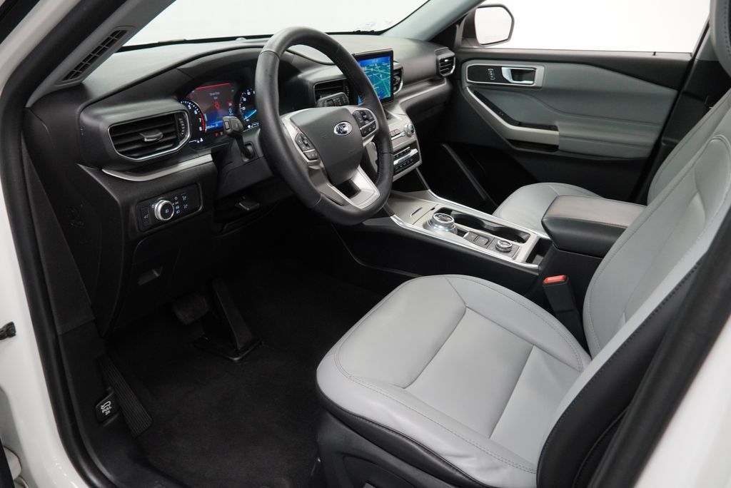 Used 2021 Ford Explorer XLT w/ Equipment Group 202A AWD/4WD image 13