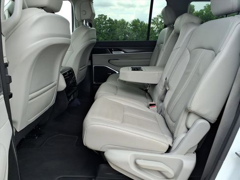 Used 2024 Jeep Wagoneer L Series II w/ Flexible Seating Group AWD/4WD image 22